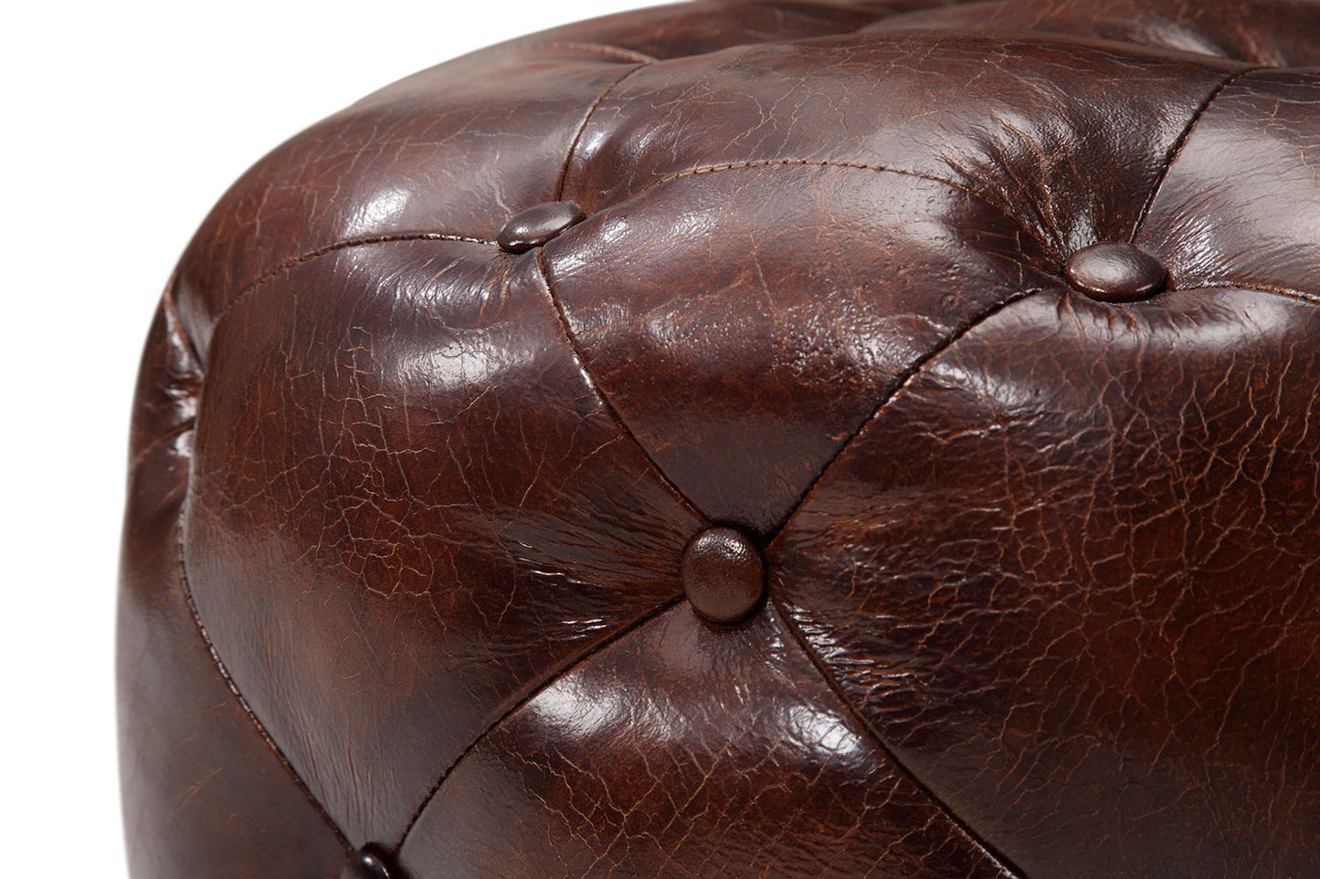 Capitonnage du pouf en cuir Chesterfield